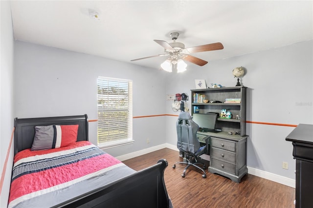 bedroom featuring wood finished floors, baseboards, a desk, and a ceiling fan