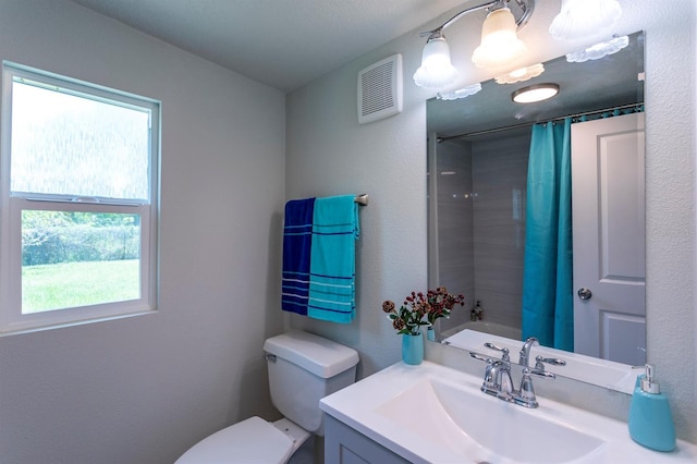 4515 Isaac Ln, Sanford, FL 32771 - bathroom with vanity, toilet, a shower with curtain, and a textured wall