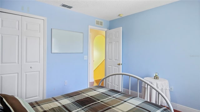 11257 Dacre Ln, Orlando, FL 32824 - bedroom with a closet and a textured ceiling
