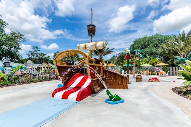 454 Captiva Dr, Davenport, FL 33896 - community playground with fence