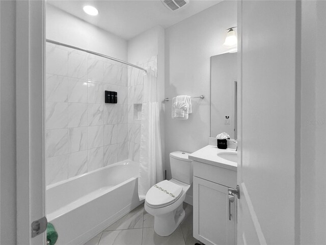 454 Captiva Dr, Davenport, FL 33896 - full bath with toilet, vanity, shower / bath combo, and recessed lighting