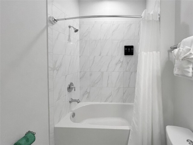 454 Captiva Dr, Davenport, FL 33896 - bathroom featuring shower / bath combo and toilet