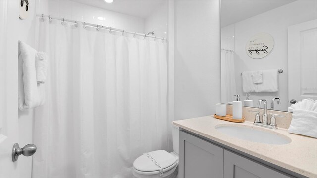 733 Longboat Dr, Davenport, FL 33896 - full bath featuring vanity, toilet, and a shower with shower curtain