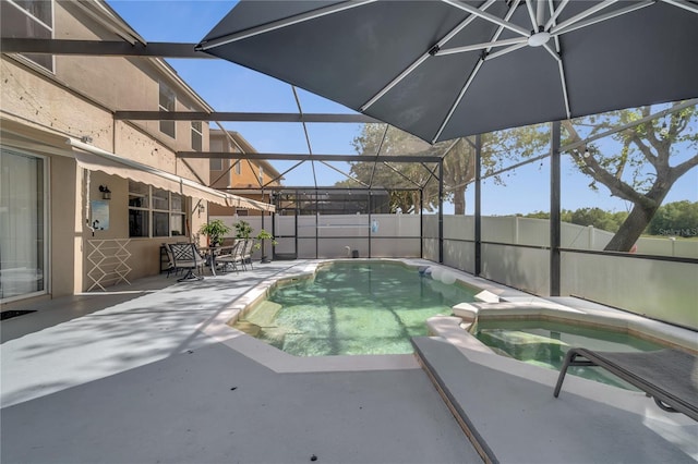 325 Aldridge Ln, Davenport, FL 33897 - view of pool featuring a patio area, a fenced backyard, glass enclosure, and a pool with connected hot tub