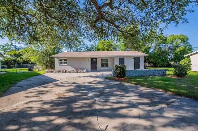 4226 Kelly Miller Ct, Orlando, FL 32811 - view of front of property with concrete driveway and stucco siding