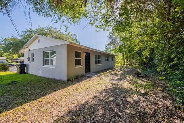 4226 Kelly Miller Ct, Orlando, FL 32811 - back of property with stucco siding
