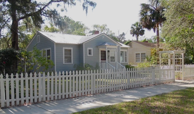 1102 S Oak Ave, Sanford, FL 32771 - single story home featuring a chimney, a fenced front yard, and metal roof