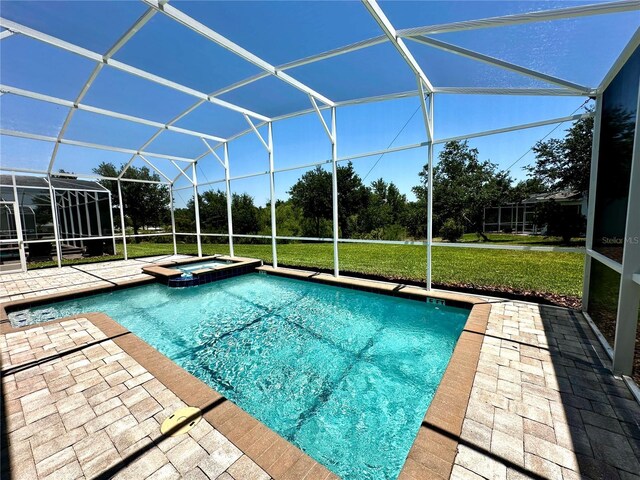 1513 Maidstone Ct, Davenport, FL 33896 - view of pool featuring a pool with connected hot tub, a patio area, a lanai, and a yard