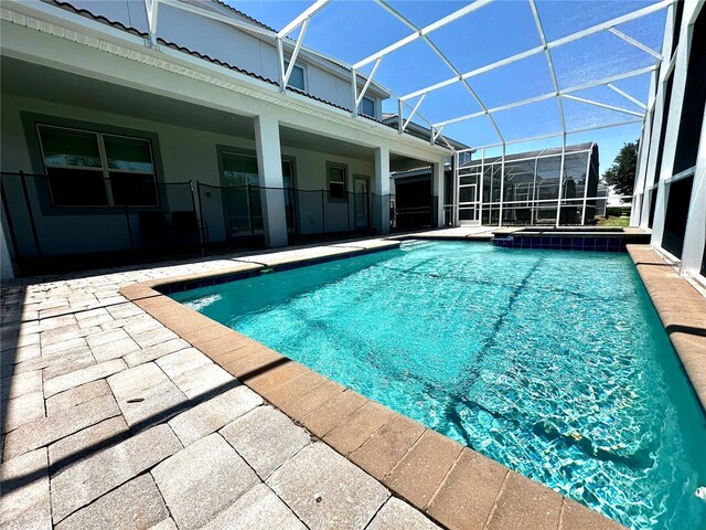 1513 Maidstone Ct, Davenport, FL 33896 - view of swimming pool featuring a patio, a lanai, and a pool with connected hot tub