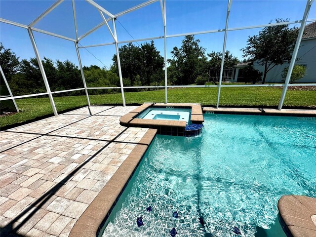 1513 Maidstone Ct, Davenport, FL 33896 - view of pool featuring glass enclosure, a patio area, a pool with connected hot tub, and a lawn