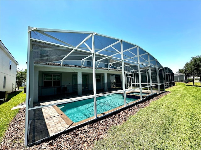 1513 Maidstone Ct, Davenport, FL 33896 - back of property with a yard, a pool with connected hot tub, a patio, and a lanai