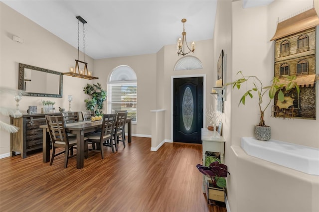 foyer featuring a chandelier, wood finished floors, and baseboards