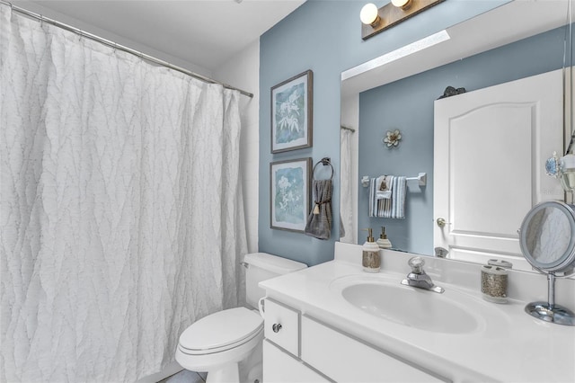 full bath with toilet, vanity, and a shower with shower curtain