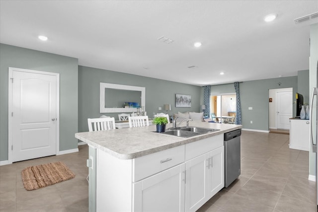 1555 Dawnview Way, Kissimmee, FL 34744 - kitchen featuring a sink, dishwasher, a kitchen island with sink, open floor plan, and light countertops