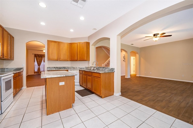 7263 Winding Lake Cir, Oviedo, FL 32765 - kitchen featuring white appliances, open floor plan, a kitchen island, a ceiling fan, and a sink