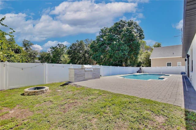934 Jessamy St, Oviedo, FL 32765 - view of swimming pool featuring an outdoor fire pit, an outdoor kitchen, and a patio