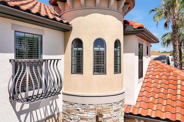 3844 Bowfin Trl, Kissimmee, FL 34746 - view of side of property featuring a tile roof and stucco siding
