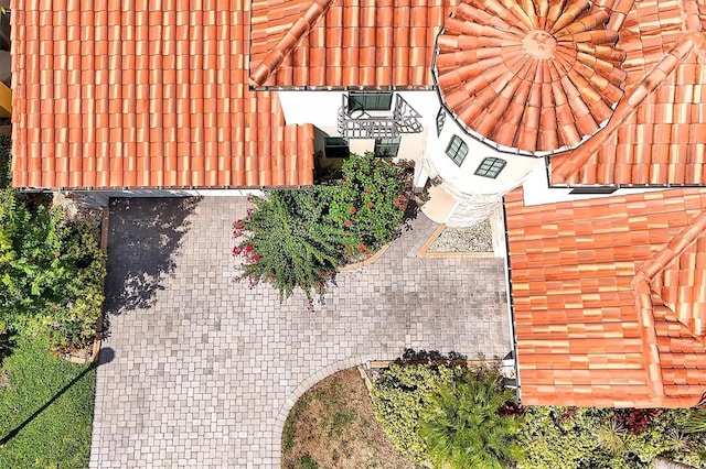 3844 Bowfin Trl, Kissimmee, FL 34746 - view of side of home with a tile roof