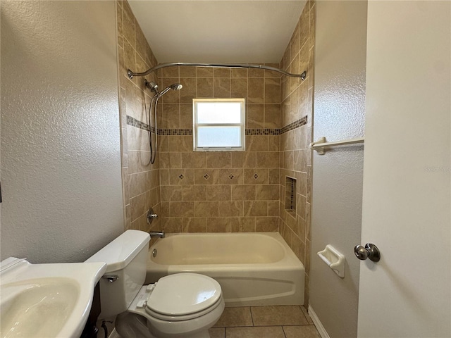 703 Tartan Loop, Lake Wales, FL 33853 - full bath featuring tile patterned flooring, toilet, bathing tub / shower combination, baseboards, and a sink