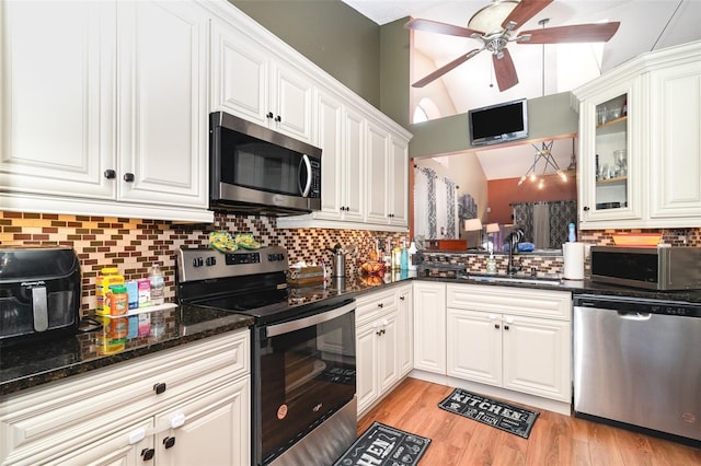 109 Lakepointe Cir, Kissimmee, FL 34743 - kitchen featuring stainless steel appliances, a sink, a ceiling fan, backsplash, and white cabinets