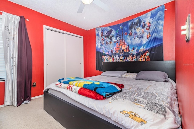 109 Lakepointe Cir, Kissimmee, FL 34743 - bedroom with carpet floors, a closet, a ceiling fan, baseboards, and a textured ceiling