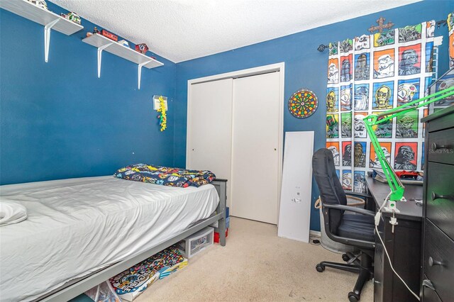 109 Lakepointe Cir, Kissimmee, FL 34743 - bedroom with an office area, a textured ceiling, a closet, and carpet flooring