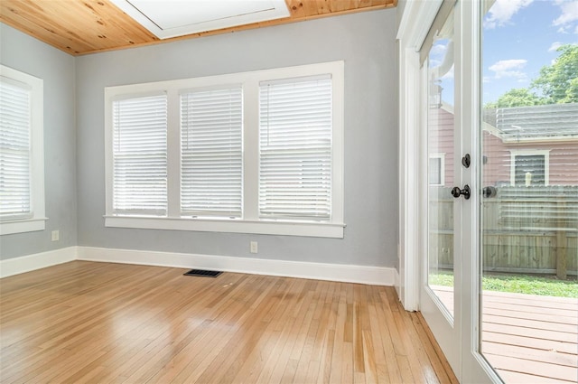 338 E Anderson St, Orlando, FL 32801 - unfurnished room featuring light wood-type flooring, plenty of natural light, and baseboards
