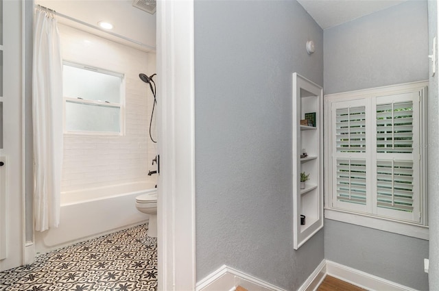 338 E Anderson St, Orlando, FL 32801 - bathroom with shower / tub combo with curtain and toilet