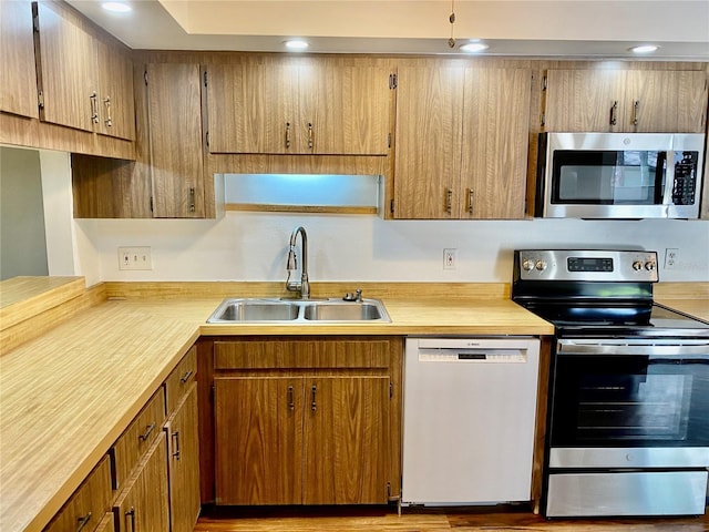 650 Woodridge Dr, Fern Park, FL 32730 - kitchen with appliances with stainless steel finishes, a sink, light countertops, wood finished floors, and recessed lighting