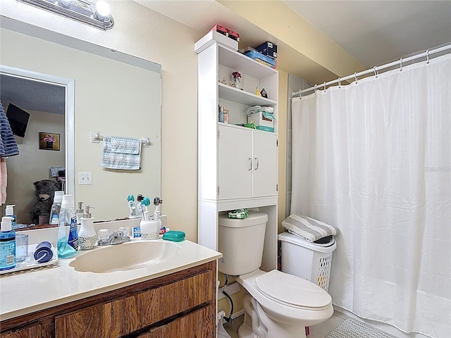 1748 Foxhall Cir Unit 1748, Kissimmee, FL 34741 - bathroom with toilet, vanity, and a shower with shower curtain