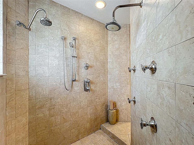 5127 Leeward Way, Orlando, FL 32809 - bathroom featuring tiled shower and a textured ceiling