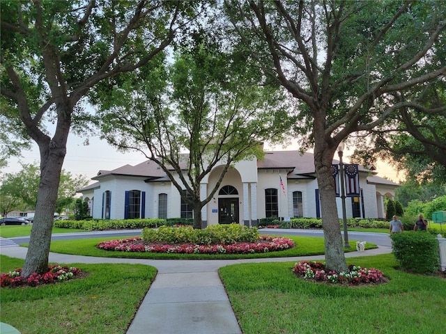 view of front of house featuring a front yard and stucco siding