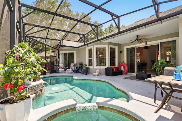 3451 Players Point Loop, Apopka, FL 32712 - view of swimming pool featuring a pool with connected hot tub, a patio area, ceiling fan, and a lanai