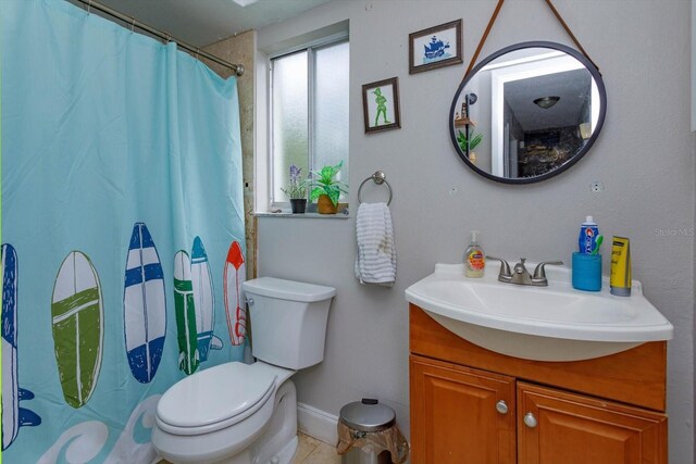 11435 Aries Dr, Orlando, FL 32837 - full bath featuring toilet, vanity, baseboards, and curtained shower
