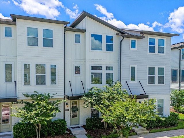 8460 Sperry St, Orlando, FL 32827 - townhome / multi-family property with board and batten siding