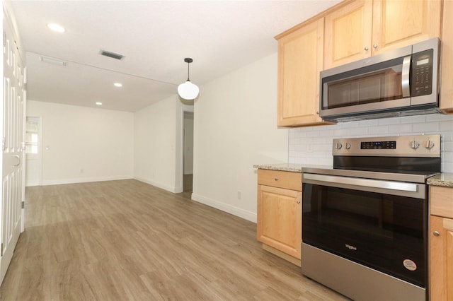 1204 Duncan Ct, Longwood, FL 32779 - kitchen with stainless steel appliances, light brown cabinets, light wood-style floors, baseboards, and backsplash