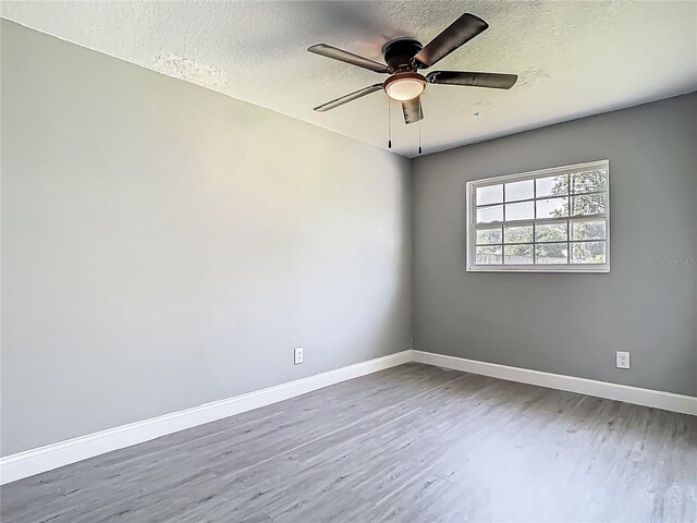 8228 Shriver Dr, Orlando, FL 32822 - spare room with wood finished floors, a textured ceiling, baseboards, and a ceiling fan