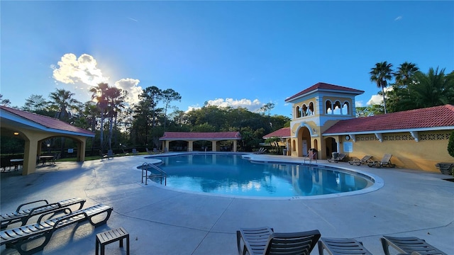 12126 Diedra Ct, Orlando, FL 32825 - community pool with a patio