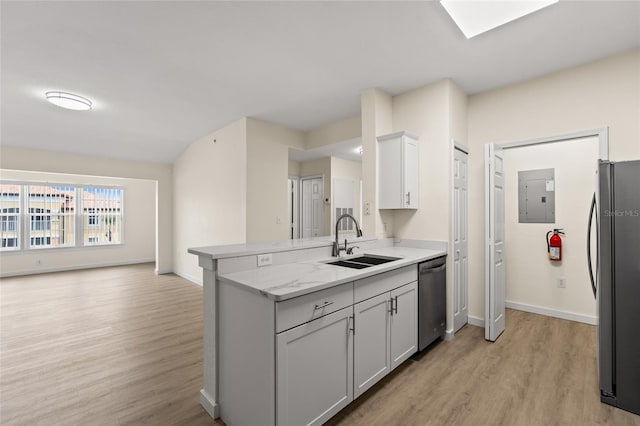 5447 Vineland Rd Unit 1308, Orlando, FL 32811 - kitchen featuring a sink, stainless steel appliances, light wood-style flooring, and a peninsula
