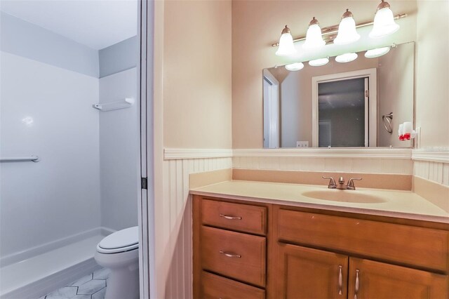 2006 Sycamore Ln, Plant City, FL 33563 - bathroom with vanity, toilet, wainscoting, a shower, and tile patterned flooring