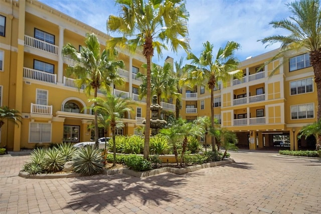 view of apartment building / complex