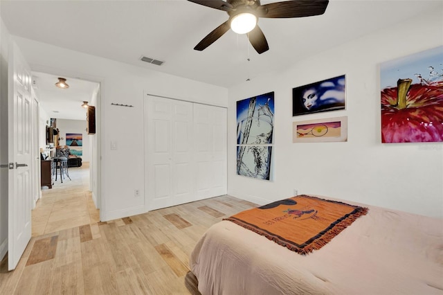 8248 Limetree Ct, Orlando, FL 32836 - bedroom featuring light wood finished floors, a ceiling fan, and a closet