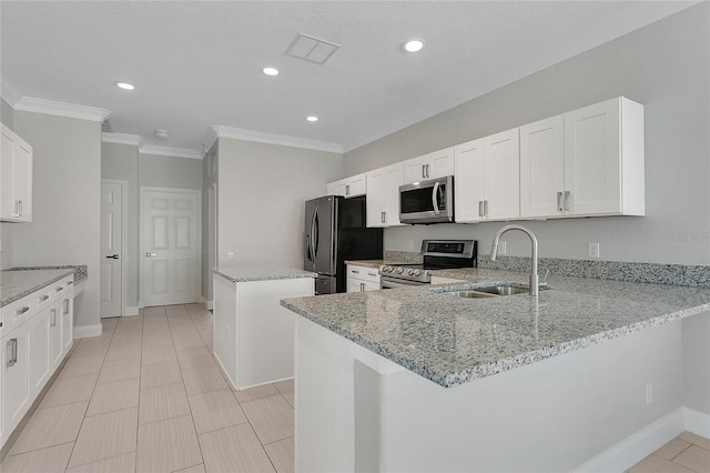 7900 Saint Giles Pl, Orlando, FL 32835 - kitchen featuring stainless steel appliances, a sink, a kitchen island, a peninsula, and crown molding