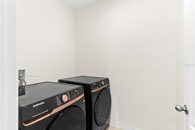 616 Griffon Ave, Lake Alfred, FL 33850 - laundry room featuring washing machine and dryer and baseboards