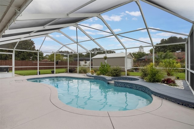 2113 Kirkland Lake Dr, Auburndale, FL 33823 - view of pool featuring a fenced backyard, a lanai, a patio, and an in-ground hot tub