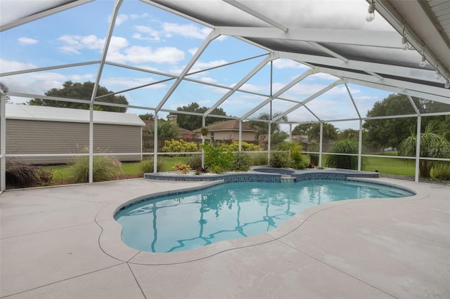 2113 Kirkland Lake Dr, Auburndale, FL 33823 - outdoor pool featuring a patio area, an in-ground hot tub, and glass enclosure