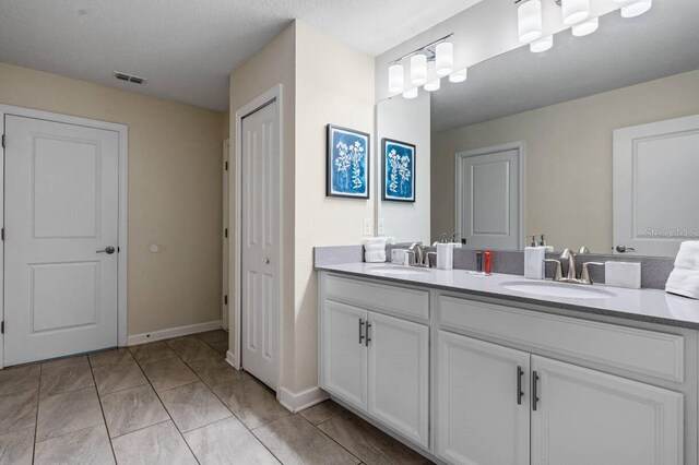 8833 Cruden Bay Ct, Davenport, FL 33896 - full bath with double vanity and baseboards