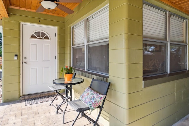 3118 Walnut St, Winter Haven, FL 33881 - entrance to property featuring ceiling fan