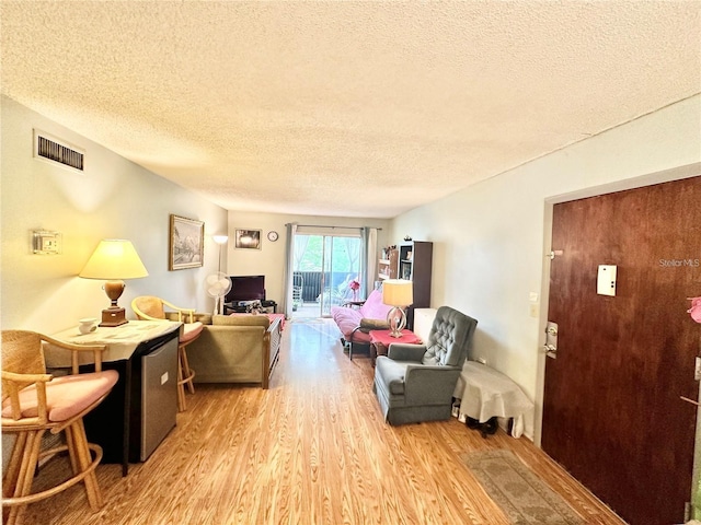 912 Lake Destiny Rd Unit F, Altamonte Springs, FL 32714 - living area featuring light wood-type flooring and a textured ceiling