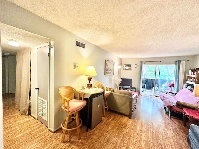 912 Lake Destiny Rd Unit F, Altamonte Springs, FL 32714 - living area featuring a textured ceiling and wood finished floors